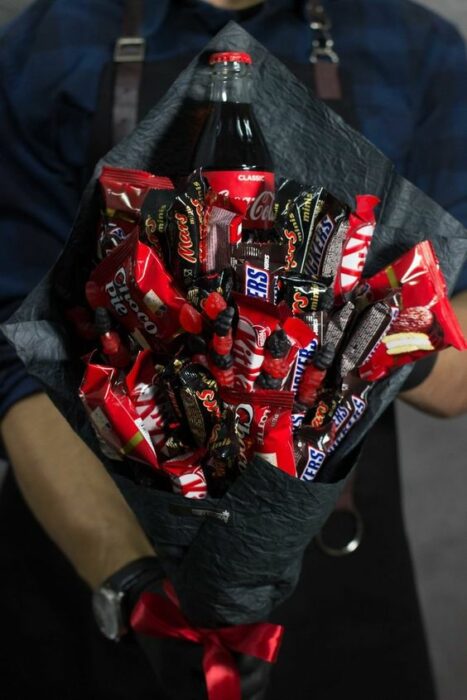 Ramos de chocolates Snickers, Kit Kat y una Coca Cola con papel negro