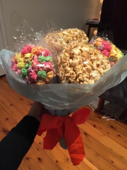 Ramos de palomitas de maíz saladas y palomitas dulces de colores
