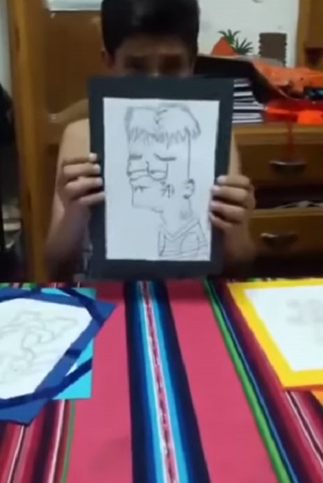Mateo mostrando sus dibujos a la cámara