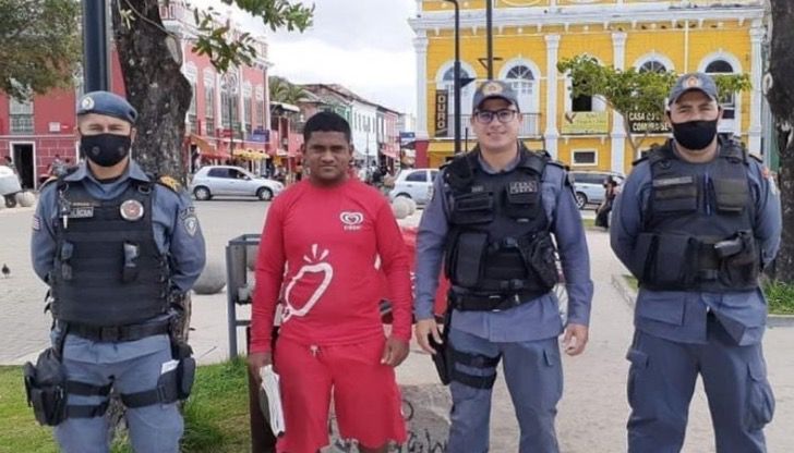 Renilson Nunes, vendedor de paletas junto a un policía