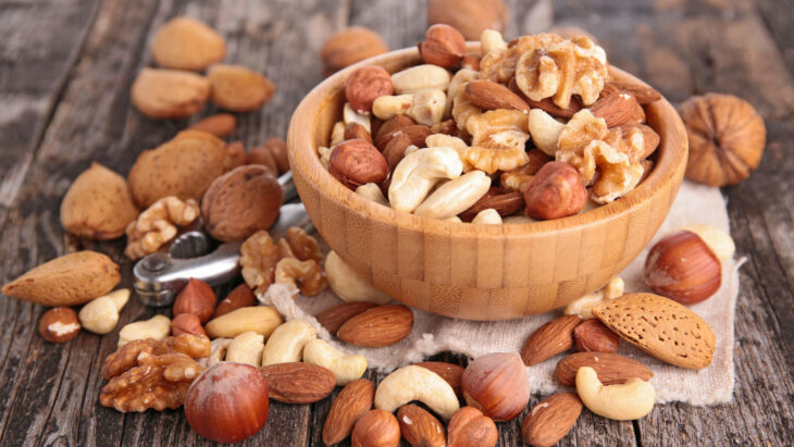Contenedor de madera redondo con frutos secos en su interior
