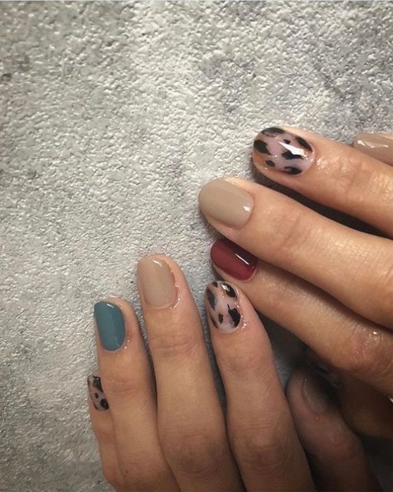 Manicura en diseño animal print en colores nórdicos y diferentes dedos
