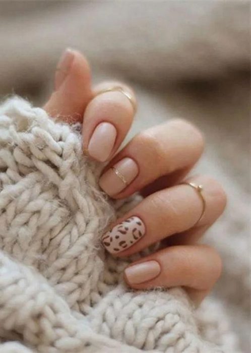 Manicura en diseño animal print en colores nudes y decoración en dedo anular