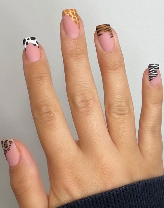Manicura en diseño animal print con puntas decoradas de diferentes animales