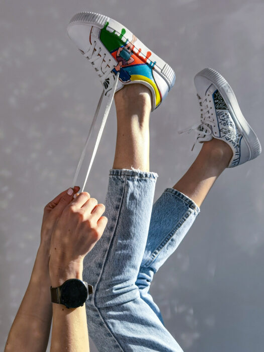 La marca de tecnología Huawei apoya a artistas mexicanos; tenis coloridos hechos por Valeria Durán