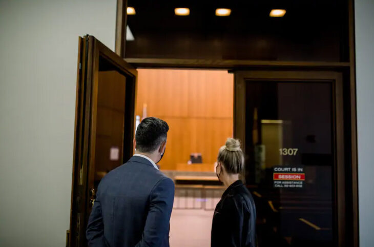 Emily Bugg y Billy Lewis entrando a la corte de Chicago para su boda civil