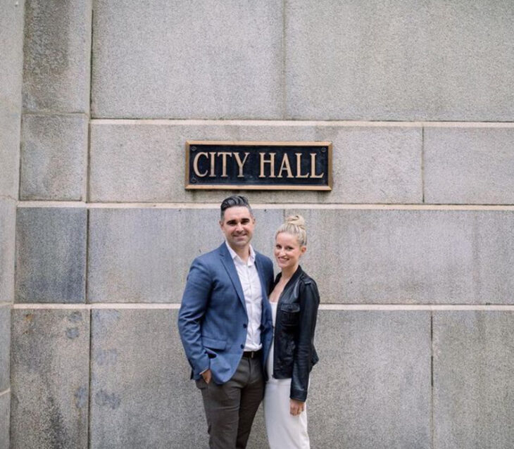 Emily Bugg y Billy Lewis después de su boda civil