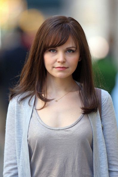 Ginnifer Goodwin con melena larga castaña y fleco de lado