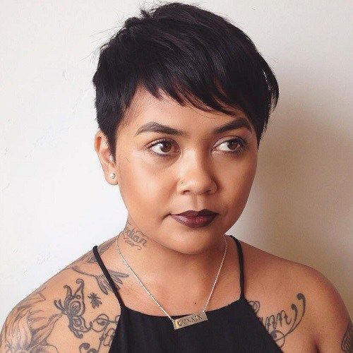 Chica morena de cara redonda con un pixie cut y fleco degrafilado