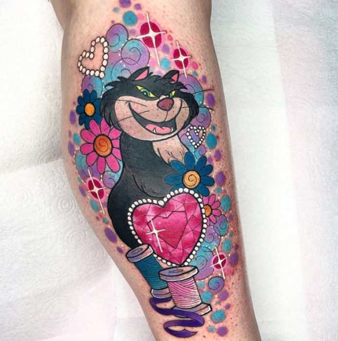 Tatuaje de Hannah Mai inspirado en Lucifer, el gato de Cenicienta