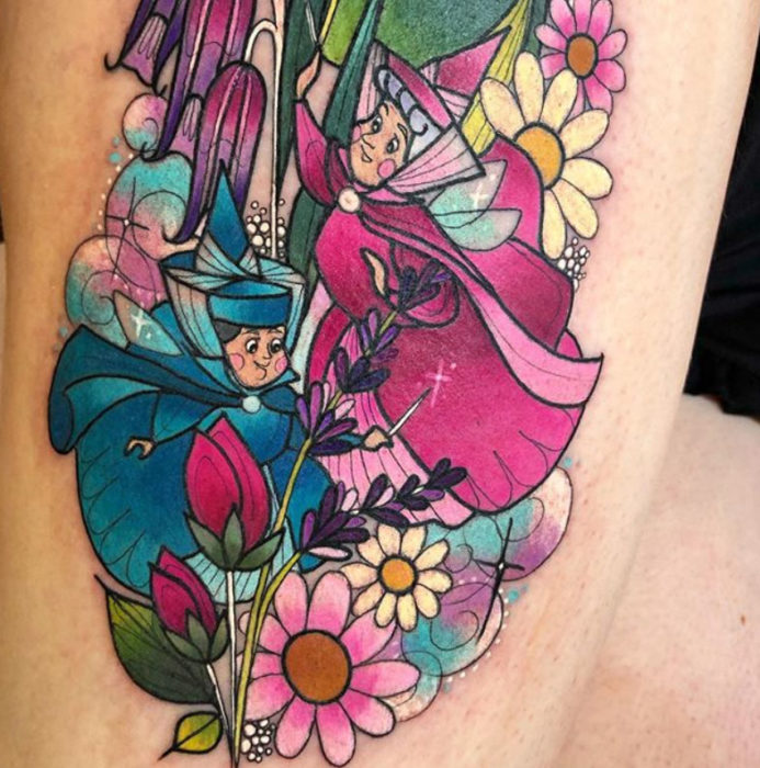 Tatuaje de Hannah Mai inspirado en las hadas madrinas de La Bella Durmiente