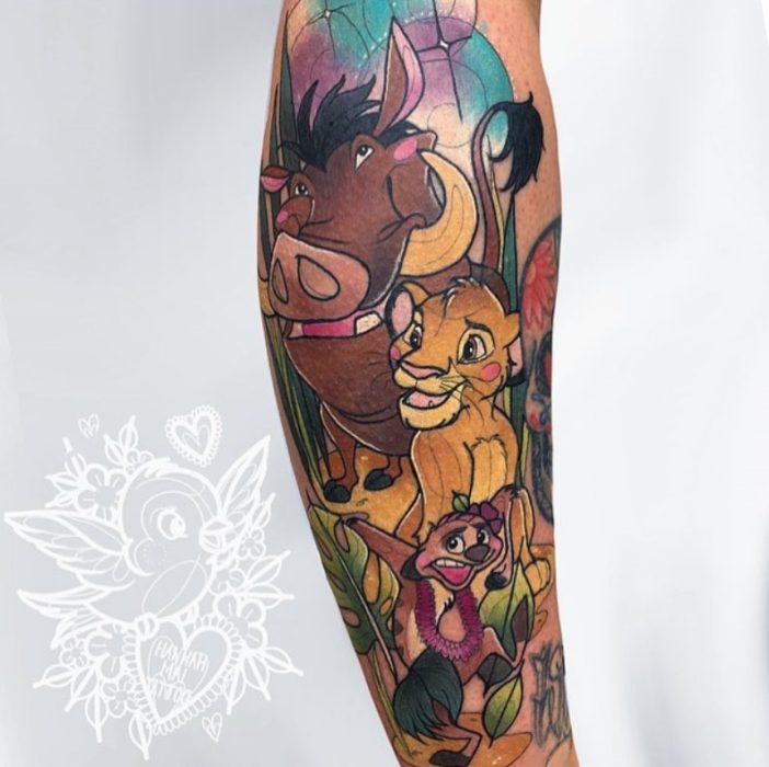 Tatuaje de Hannah Mai inspirado en Timón y Pumba de El Rey León