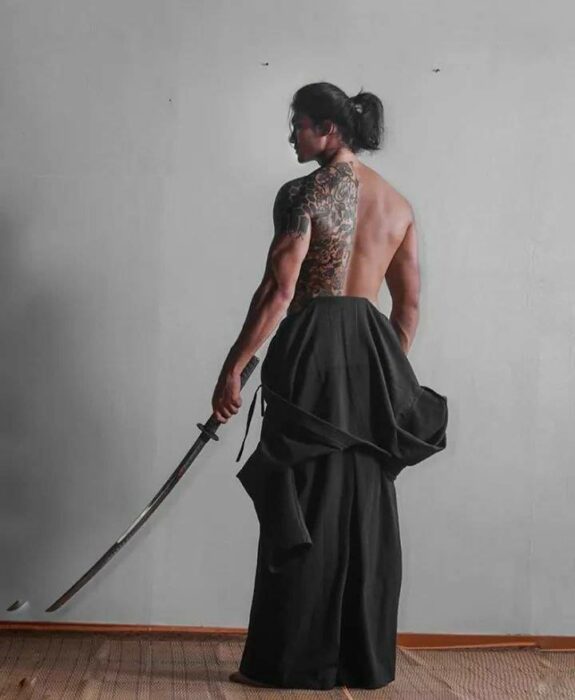 Paing Takhon con traje de samurái y un sable en la mano izquierda