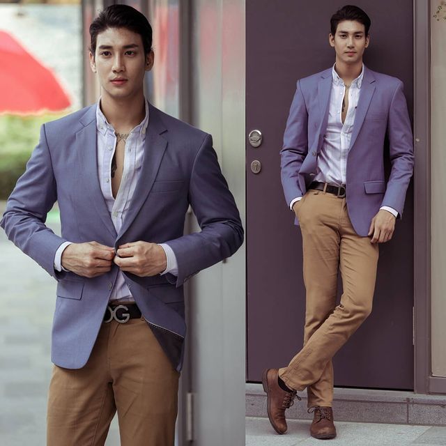 Paing Takhon con saco morado, camisa blanca y pantalón caqui 