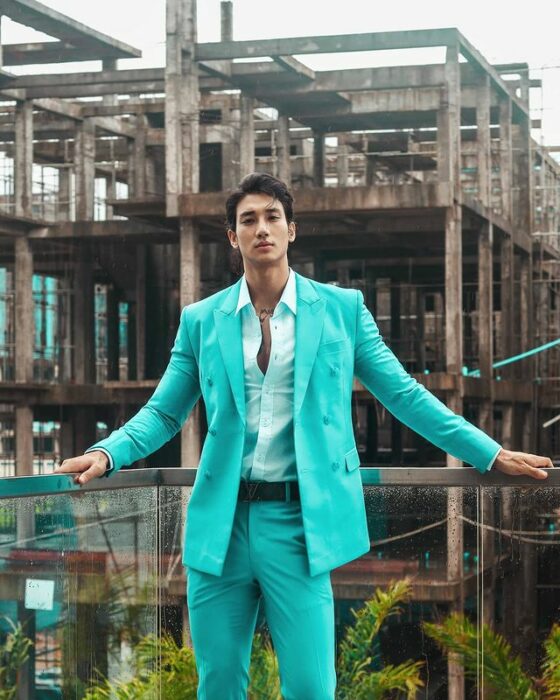 Paing Takhon posando con un traje azul turquesa y camisa blanca