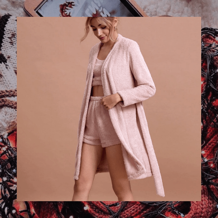 set rosa de shorts, crop top y bata color rosa estilo fuzzy teddy