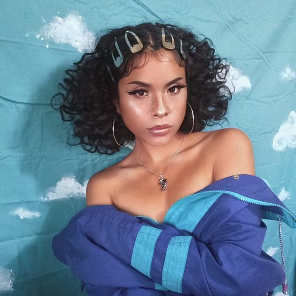 Chica con cabello rizado usando clips enormes en el cabello; Peinados para chicas de cabello rizado