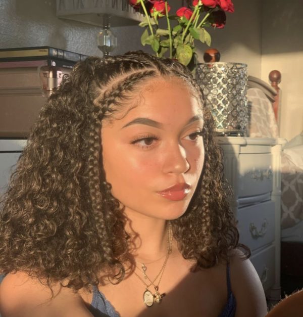 Chica con cabello rizado, trenzas al frente; Peinados para chicas de cabello rizado