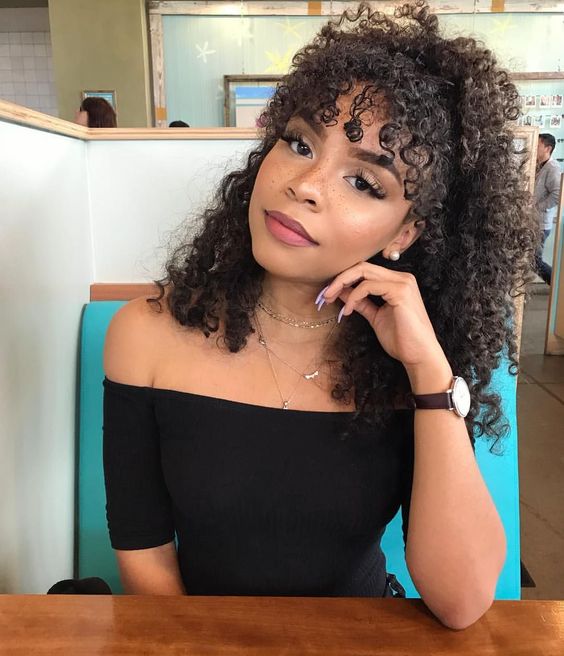 Chica con cabello rizado peinado con flequillo; Peinados para chicas de cabello rizado