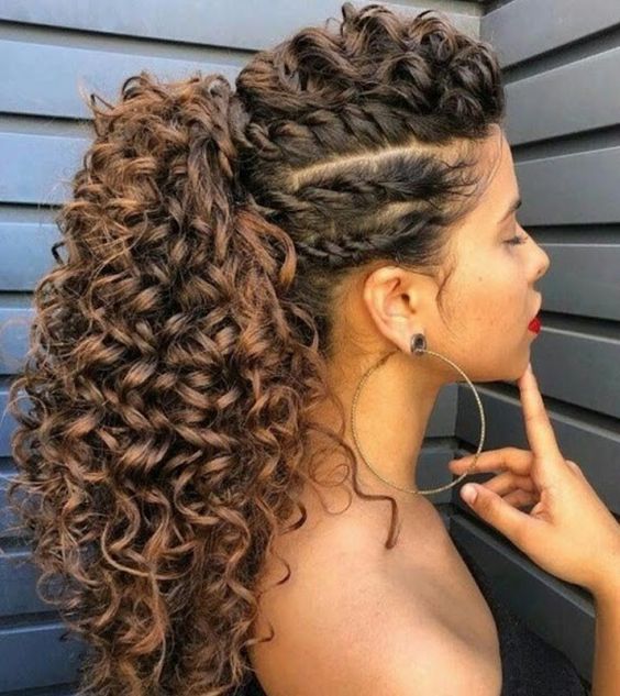 Chica con cabello rizado peinado en coleta alta con trenzas; Peinados para chicas de cabello rizado