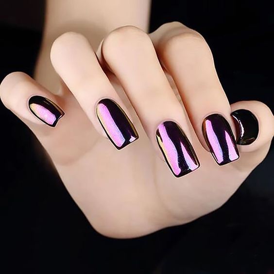 Chica con las uñas en un diseño metálico de color uva