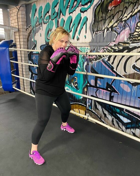 Rebel Wilson usando prendas deportivas, después de una clase de kick boxing