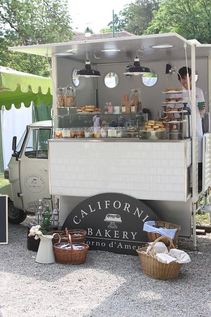 Cafetería al aire libre en colores blanco y gris
