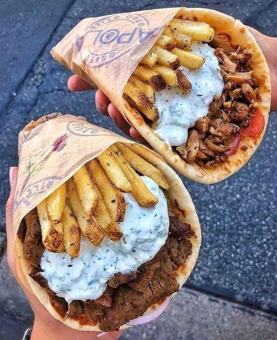 Conos salados rellenos de carne, aderezo y papas fritas