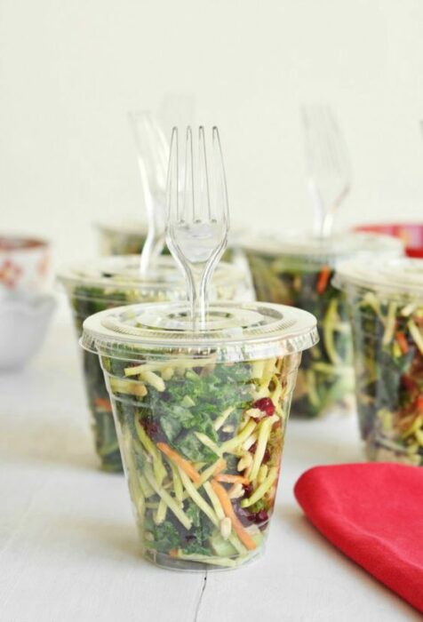 Ensalada para llevar en vaso transparente con tenedor