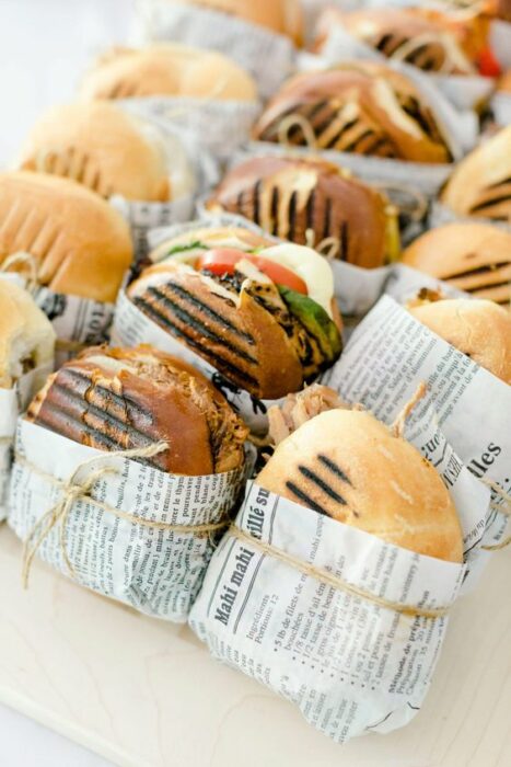 Hamburguesas a la parrilla envueltas en papel periódico y atadas con un lazo