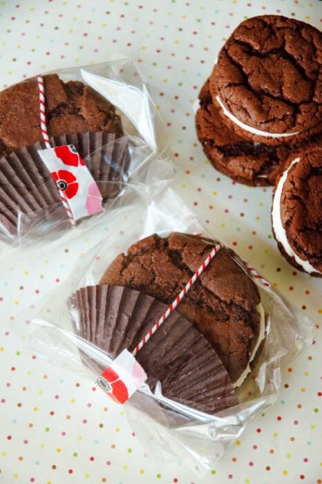 Galletas de chocolate envueltas en bolsas de celofán con un lazito rojo