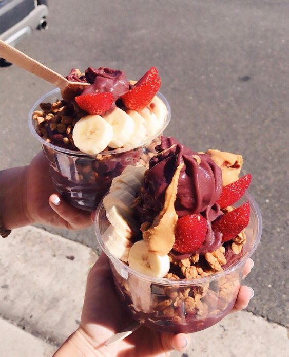 Vasos de yogurt con chocolate, fresas y plátano