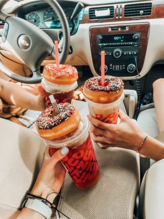 Bebidas con popotes y donas de chocolate con chispas de colores encima