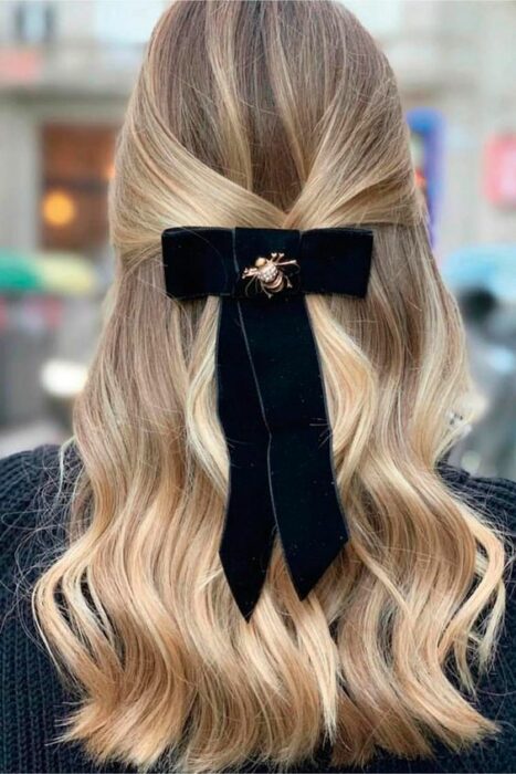Moño negro con broche dorado; Accesorios que puedes hacer tú misma