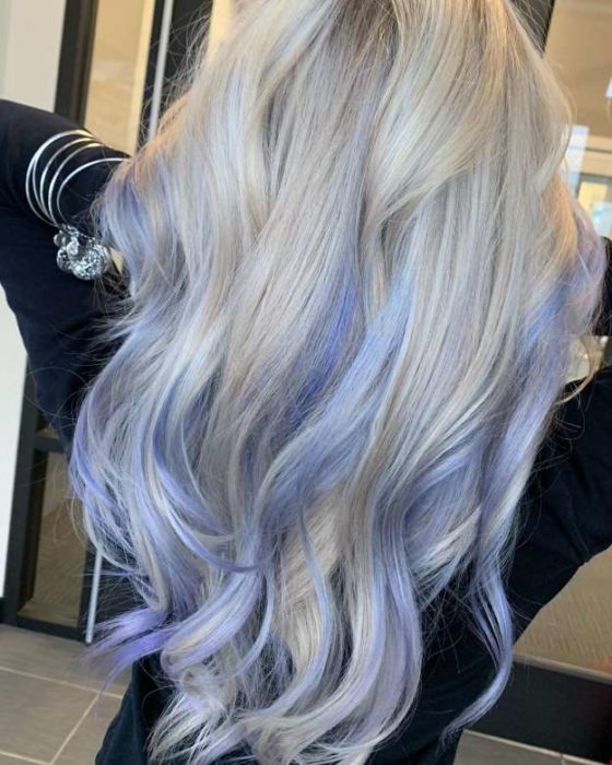 Chica con el cabello teñido de color lavanda con una combinación de rubio