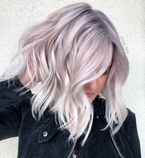 Chica con el cabello teñido de color lavanda con una combinación de rubio