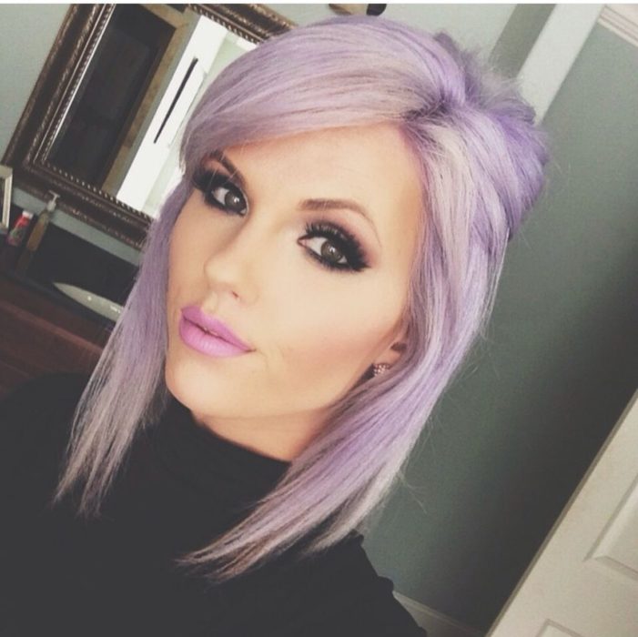 Chica con el cabello teñido de color lavanda con una combinación de rubio