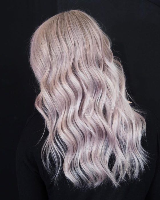 Chica con el cabello teñido de color lavanda con una combinación de rubio