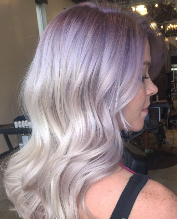 Chica con el cabello teñido de color lavanda con una combinación de rubio
