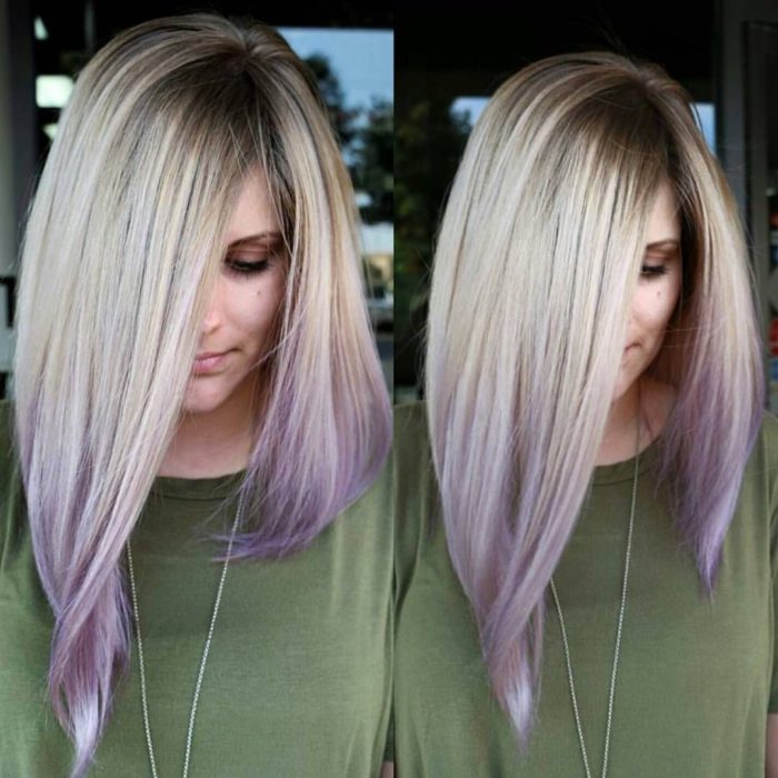 Chica con el cabello teñido de color lavanda con una combinación de rubio