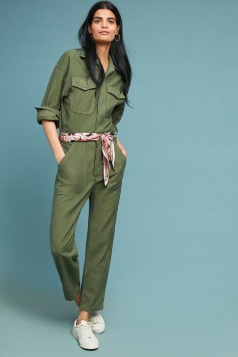 Chica usando palazo color verde army con un pañuelo como cinturón
