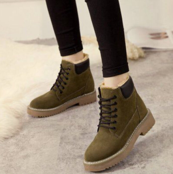Botines con peluchito en la parte posterior color verde army