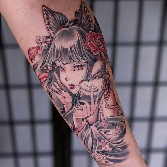 Tatuaje en el brazo de asiática con una máscara blanca en las manos 