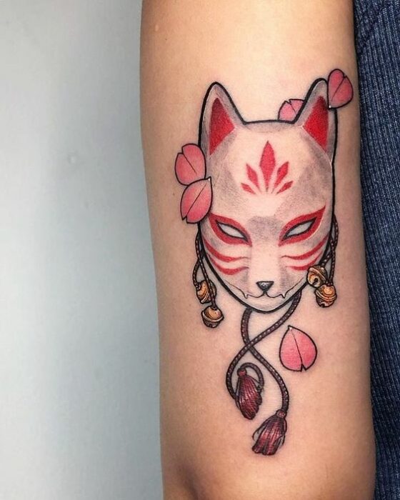 Máscara asiática de zorro blanco en el brazo