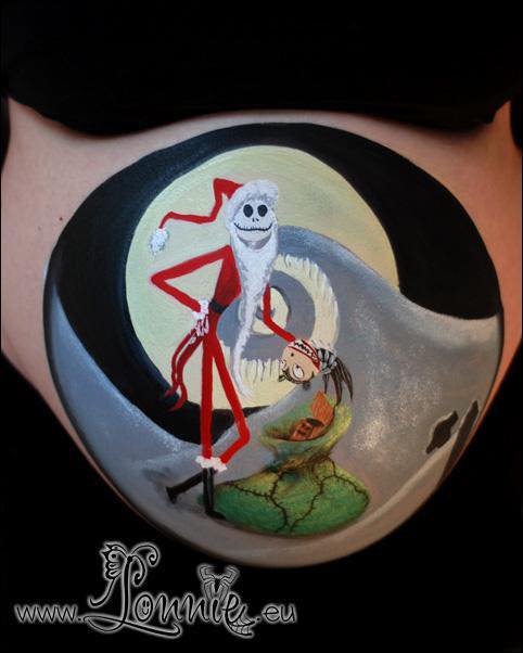 Chica con la pancita pintada de El extraño mundo de Jack; Ideas para pintar tu panza de embarazada este diciembre