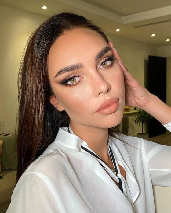 Chica con maquillaje foxy eyes y labios rosas