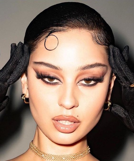 Alexa Demie con maquillaje foxy eyes