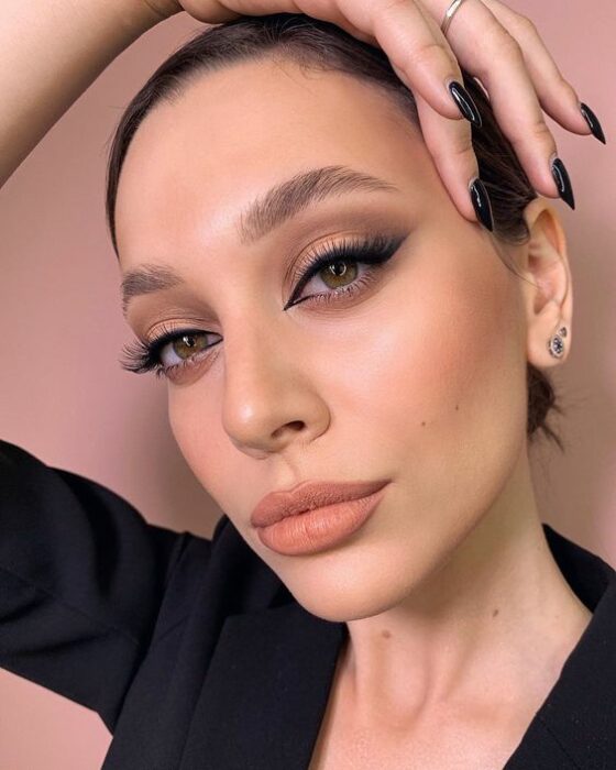 Chica con maquillaje foxy eyes y labios nude