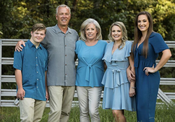 Jake Pratt y su familia en foto