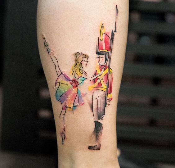 Chica con tatuaje de bailarina y el cascanueces; Tatuajes miniatura para las que aman la Navidad
